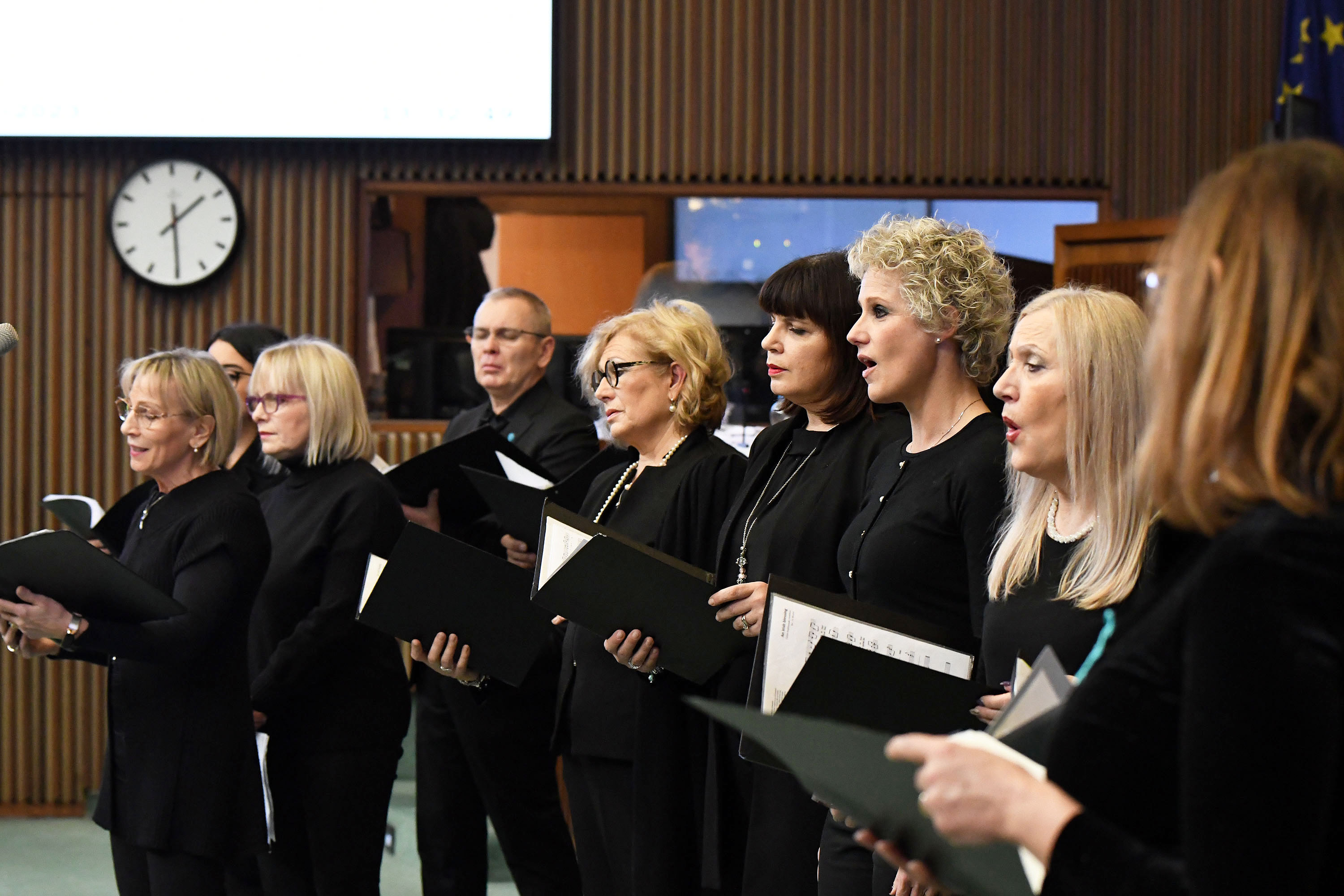 NATALE. CORO CORDENONS IN AULA. BORDIN: PROMUOVIAMO CULTURA MUSICALE